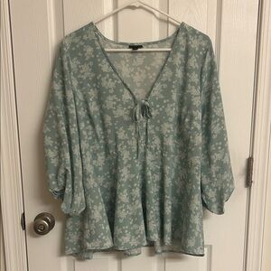 torrid Chic Green White Floral Tie-Front Top Hi-Lo Babydoll Waist Size 12